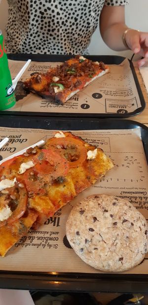 Pizza Beyond meat lover et pizza Mama + cookie at Hank Vegan Pizza in Paris