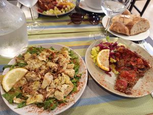 Salade d'artichauts et tarte à la tomate. at Namasthe in Montauban