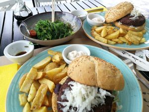 Burger and wakame at Suka in Suances