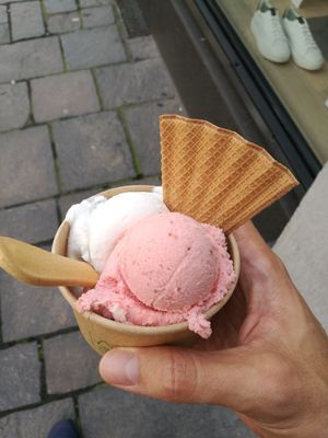 Zitrone & Erdbeer at Brustolon Cafe Gelateria in Koblenz