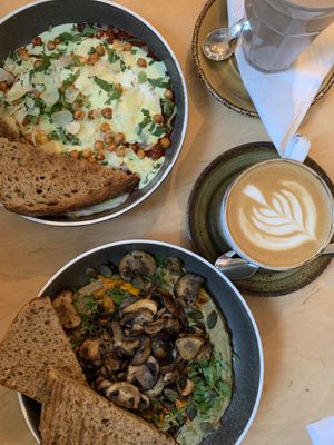 Unten: schwarze Linsen Hummus Bowl, oben: vegetarisches Schakshuka (vegan möglich)   at Schwätzer & Söhne in Giessen