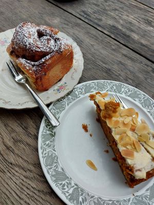 Cinnamonn roll and cake at Schwätzer & Söhne in Giessen