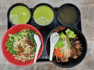 Top is the signature leicha comes with the leicha soup, bottom is Braised Tofu with plain soup at FIREFLY 萤火虫 by Thunder Tree in Central Singapore