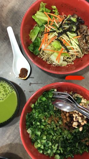 king oyster mushroom kolo mee $4.80 👍🏻👍🏻👍🏻 + lei cha rice $6.80 👍🏻👍🏻 at FIREFLY 萤火虫 by Thunder Tree in Central Singapore