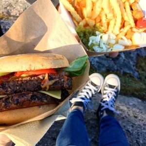Double cheese burger & makkaraperunat at Jänö in Helsinki