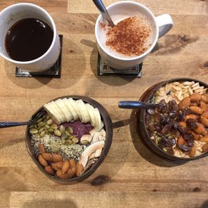 Americano, thé chaï, bol d'açaï et bol de céréales at Belem Cafe & Yoga in Montreal