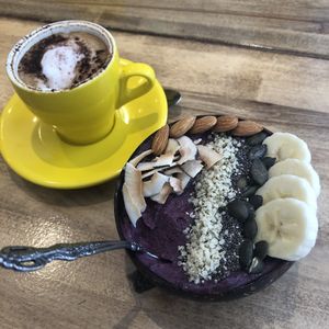 Bol d'açaï et cappuccino au lait de soya at Belem Cafe & Yoga in Montreal
