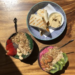 Bol Le Hulk, Bol Beetsy, Wrap tofu grillé et hummus at Belem Cafe & Yoga in Montreal