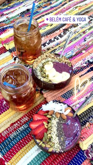 Iced tea and smoothie bowls at Belem Cafe & Yoga in Montreal