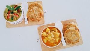 Roti + Green/Yellow Curry set at My Home Cafe & Vegetarian in Chiang Mai