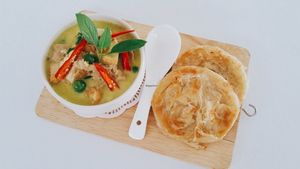 Roti + Green Curry set at My Home Cafe & Vegetarian in Chiang Mai