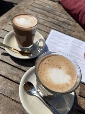 Schokmok und Chai Latte (jeweils mit Hafermilch)  at Luttje Toornkieker in Borkum