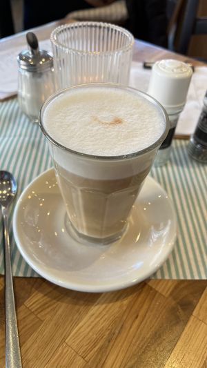 Macchiato mit Hafermilch   at Luttje Toornkieker in Borkum