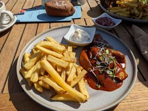 Selbstgemachte Pommes mit veganer Currywurst at Luttje Toornkieker in Borkum