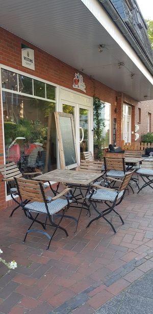 Gemütliches, stilvolles Café mit Sitzmöglichkeiten außen und innen at Luttje Toornkieker in Borkum