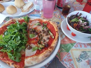 Haben beide veganen Pizzen probiert, fanden die sehr lecker, vorallem die mit den Oliven.  at Desenzanino in Desenzano Del Garda