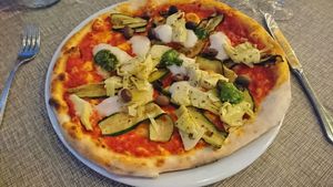 Pizza Stracchicho with artichokes  at Desenzanino in Desenzano Del Garda