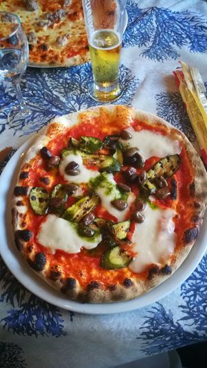 Pizza con strachicco di riso, zucchine, basilico e olive taggiasche at Desenzanino in Desenzano Del Garda