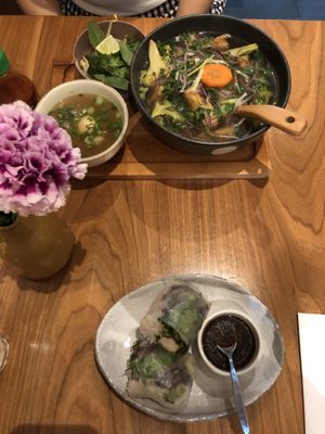 Sommerrolle und Pho (vegan, meine Freundin hat sich nur ein Ei dazu bestellt) at Vi Pho in Frankfurt