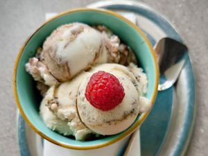 Marzipan & Erdnuss-Karamell at Lilly's Eiscafe in Duisburg