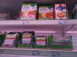 Galettes et saucisses végétales at Diet Discount in Le Gosier