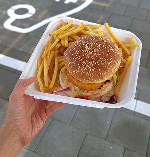 Burger with fries for take-away at Miss PeppeR in Luetzen