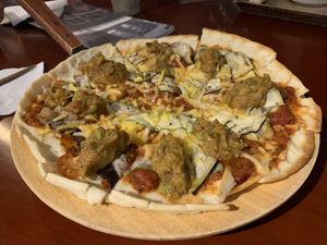 Artichoke pizza at Slunch Factory - 슬런치 팩토리 in Seoul