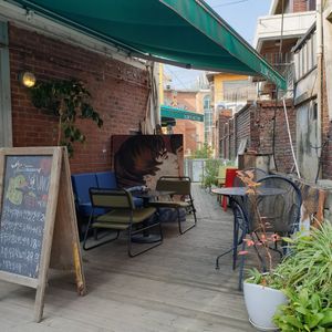 nice outside seating at Slunch Factory - 슬런치 팩토리 in Seoul