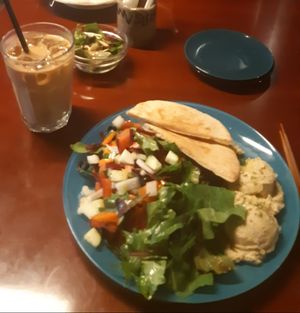 The maroccan salad with hummus at Slunch Factory - 슬런치 팩토리 in Seoul