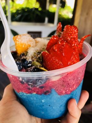 Miranda & John Sheppard’s magical farewell mermaid bowl 🧜‍♀️💗 at Eduardo's Beach Shack in Palm Beach