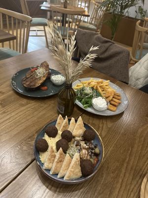 Aubergine, falafel bowl and vegan chicken plate   at Kis Padlizsan in Debrecen