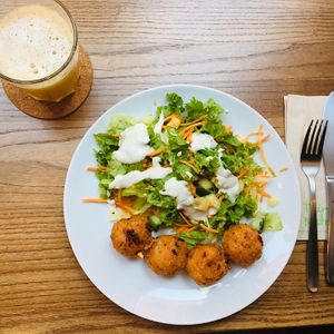 Tomato-oat balls with salad + apple juice at Kis Padlizsan in Debrecen