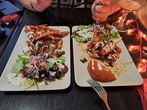 Vegan flemish stoof and a simple vegan burger at De Plaats in Bruges