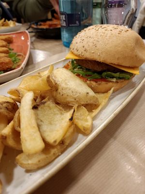 Hamburguesa vegana con pan at B-CREK Restaurant in Olot
