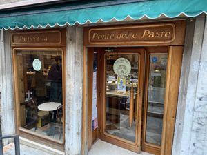 Entrada, justo en puente at Pasticceria Ponte delle Paste in Venice