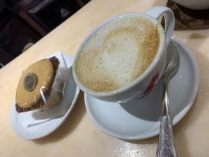 muffin al cioccolato e cappuccino vegano (con latte di soia) at Pasticceria Ponte delle Paste in Venice