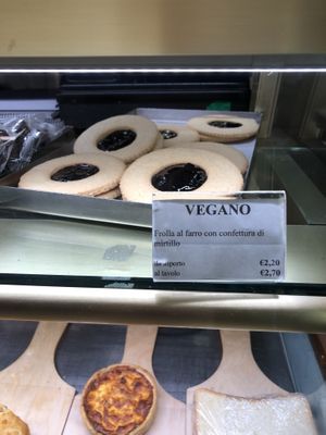 Vegan Spelt pastry with blueberry jam at Pasticceria Ponte delle Paste in Venice