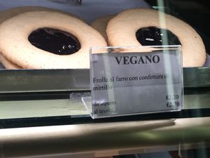 Shortcrust biscuits with blueberry jam  at Pasticceria Ponte delle Paste in Venice