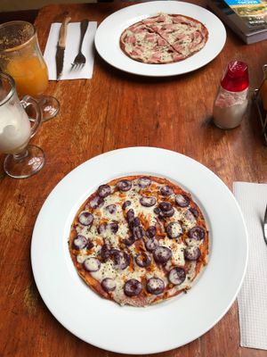 Vegan pizzas at Salud De Luz in Cusco