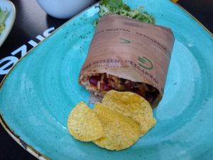 Halber Burrito (andere Hälfte auf dem Teller meiner Freundin!) at El Burro in Mainz