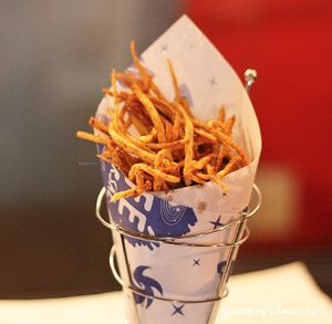 vegan fries at Universal Diner in Brasilia