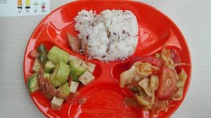 taro with zucchini, cabbage with tomatoes, and multi grain rice at Vegether in New Territories