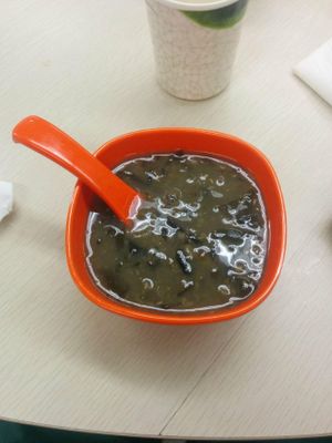 Green beans and seaweed sweet soup at Vegether in New Territories