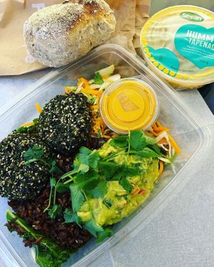 Burger - Patties aus Bohnen, Gemüse (Rohkost), Vollreis  at Organico in Stockholm