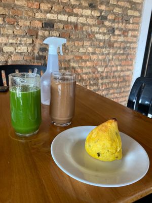 Green juice, “energetic” smoothie and jackfruit’s coxinha. at Lanchonete Santa Maria in Alto Paraiso