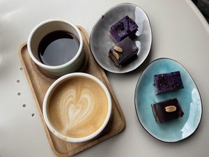 Coffees and raw cakes at haepinest in Innsbruck