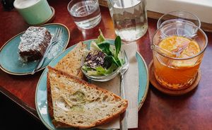 carrotcake with frosting, sandwich with peas/mushrooms/pickled onions and small salad, kombucha at haepinest in Innsbruck