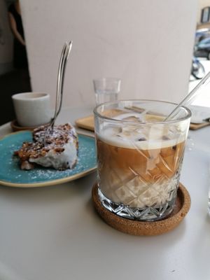 Iced cappuccino and carrot cake at haepinest in Innsbruck