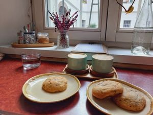 Cookies vegan & cappuccinos at haepinest in Innsbruck