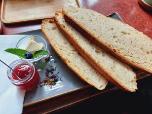 Pain, beurre vegan & confiture at haepinest in Innsbruck